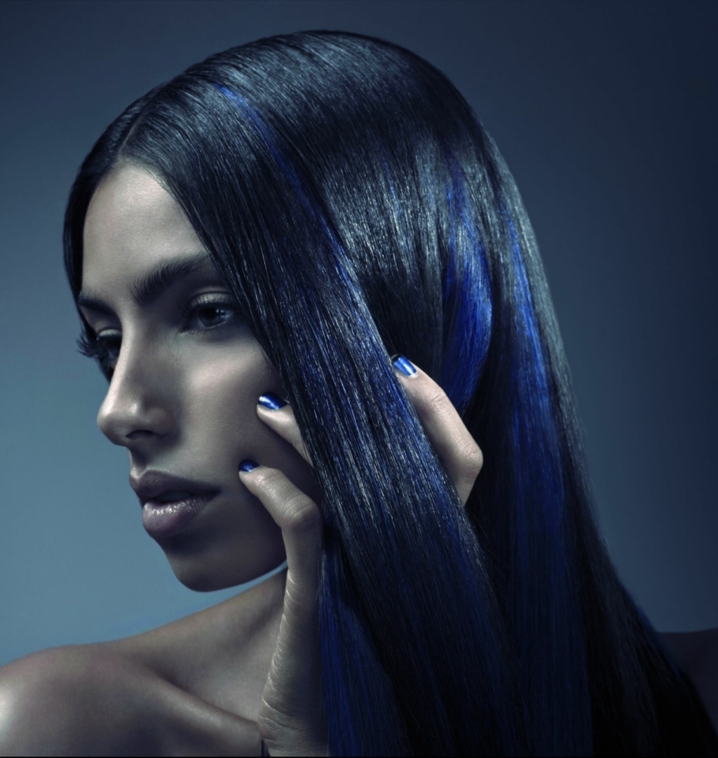 Frau mit blauen glatten langen Haaren