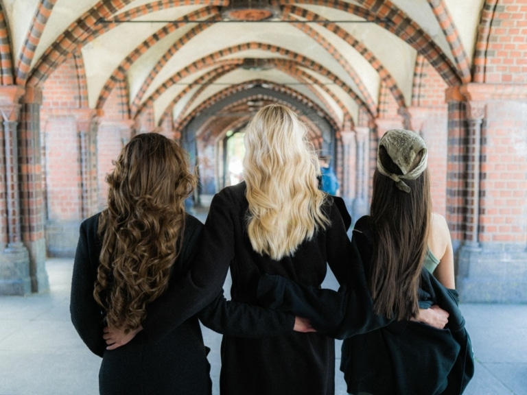 tres mujeres con extensiones de cabello de Hairdreams en diferentes colores de cabello