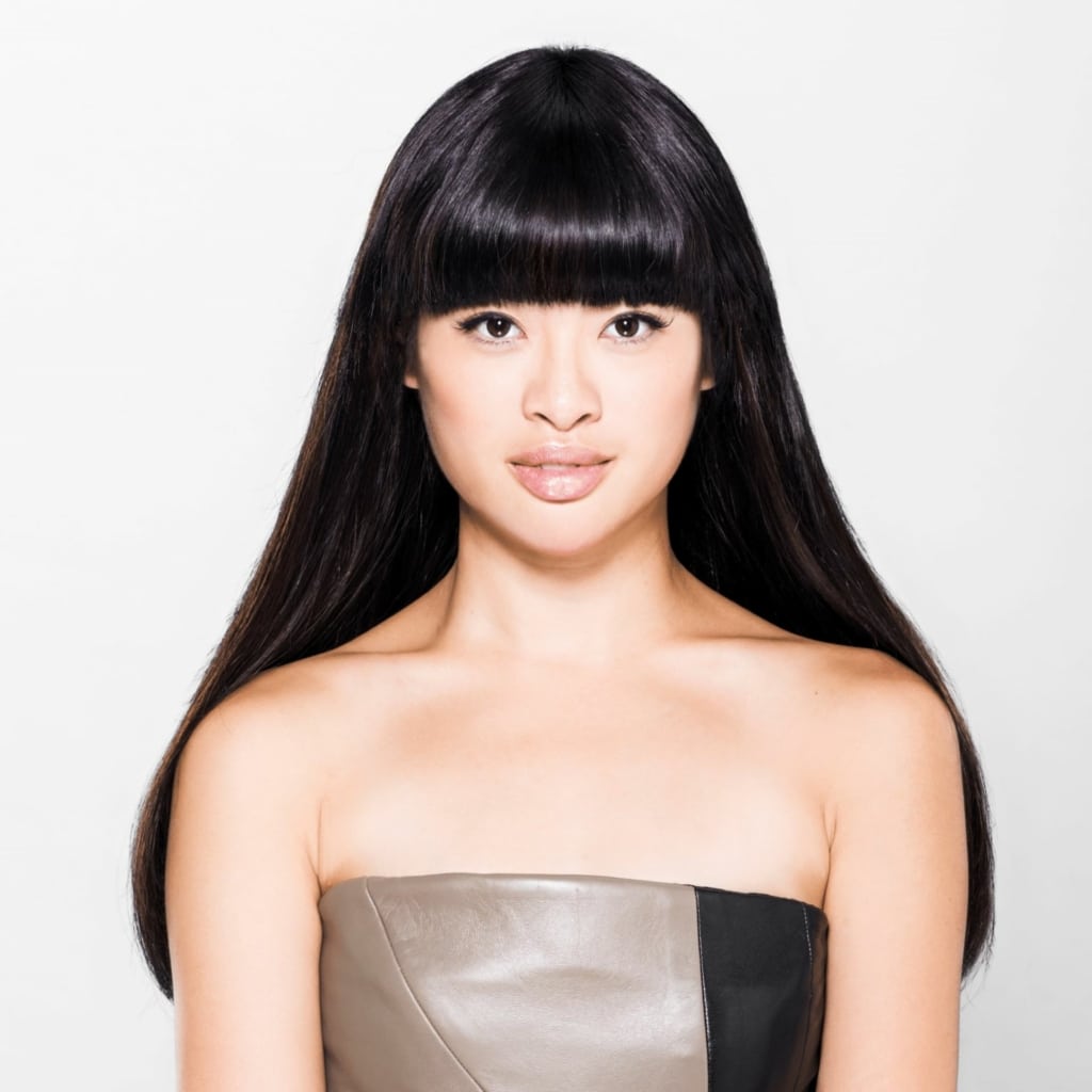 Asiatische Frau mit langen schwarzen Haaren und Stirnfranzen