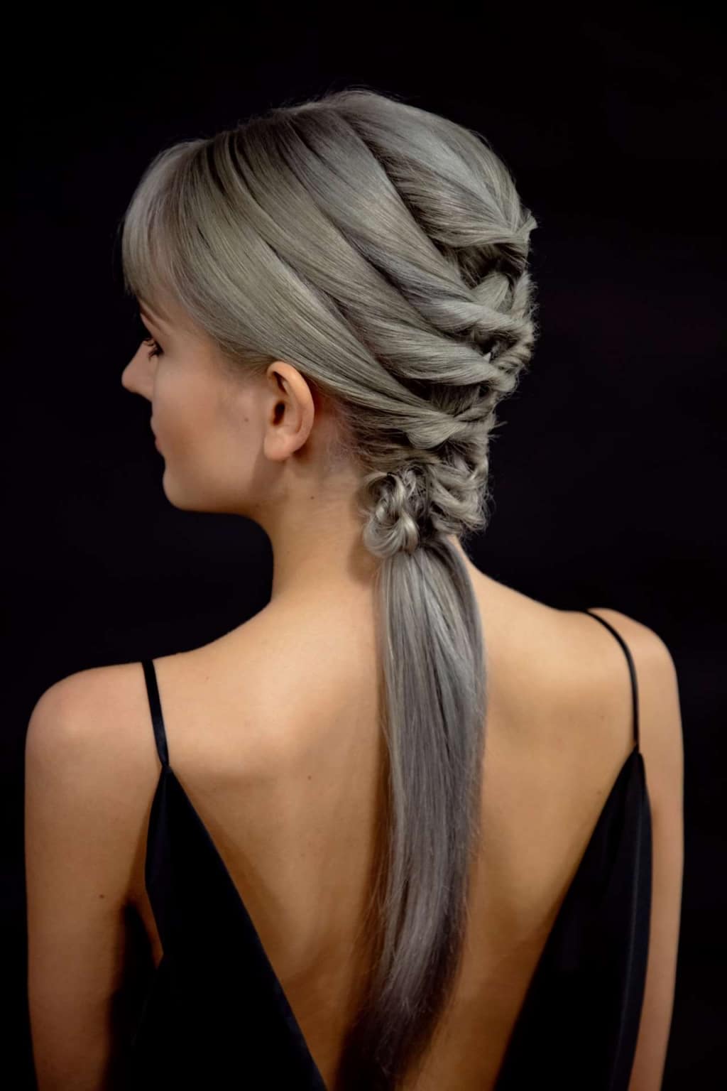 Frau mit Hairdreams Haaren in der Farbe grau.