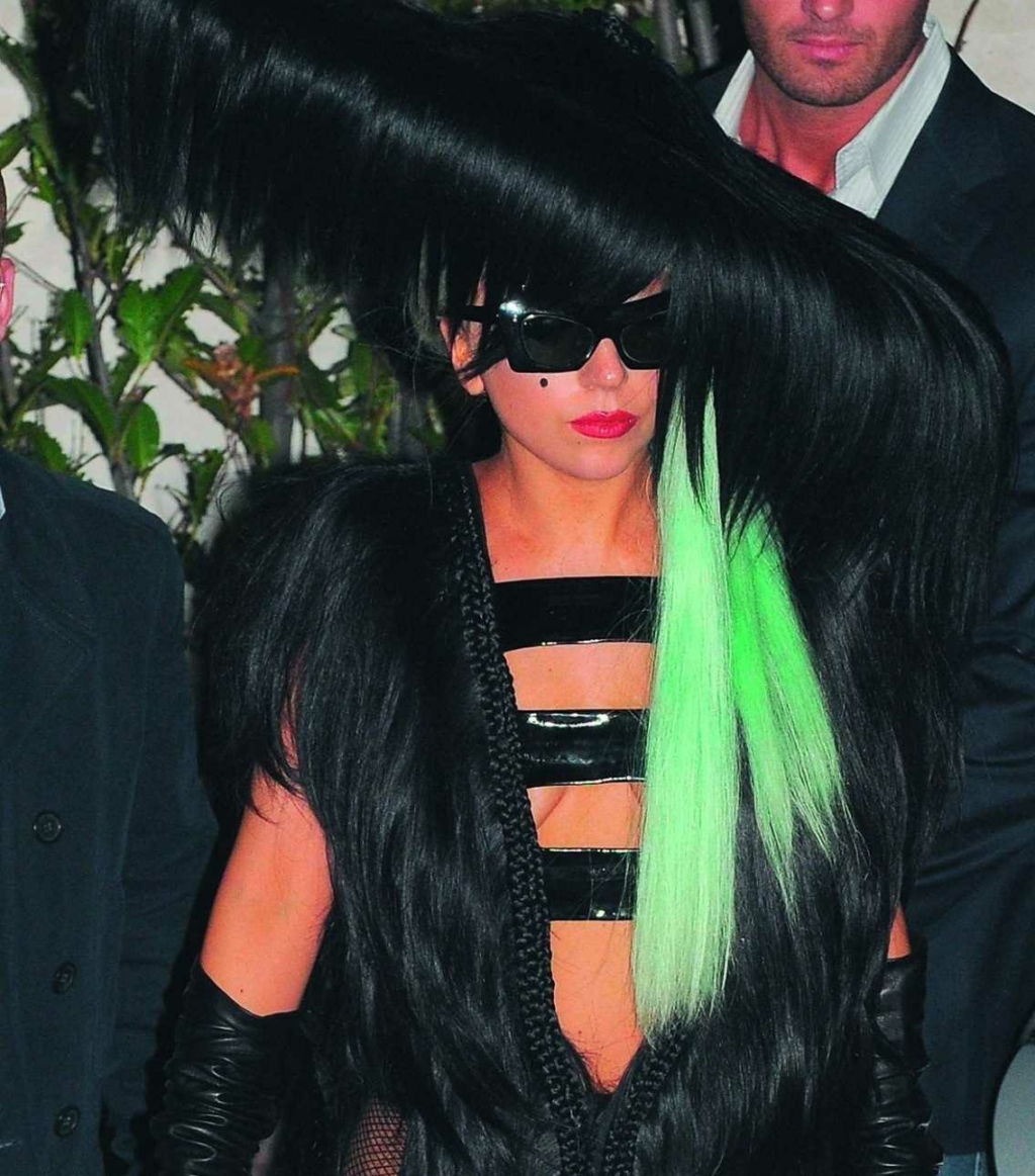 Lady Gaga indossa un abito con capelli Hairdreams di colore nero e verde neon
