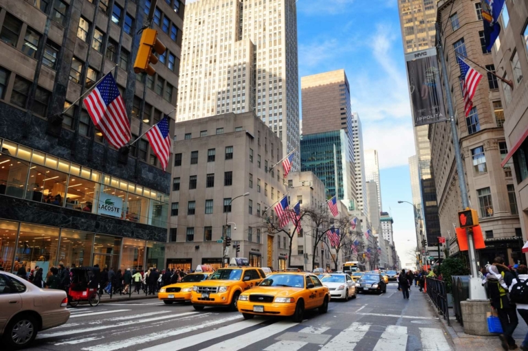 Foto van New York met wolkenkrabbers en gele taxi's