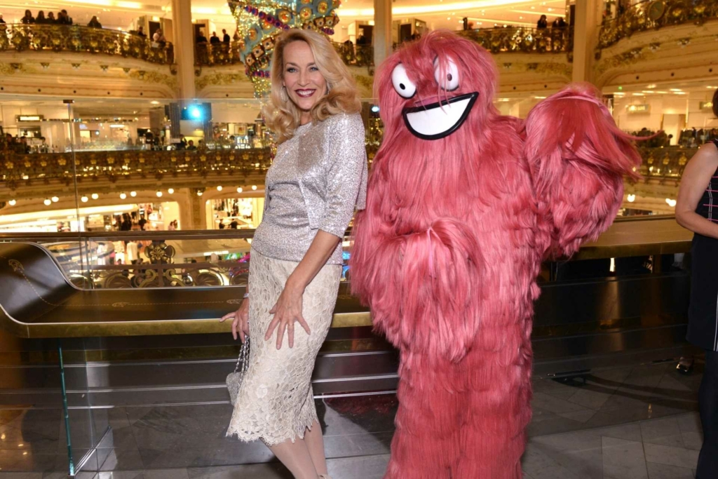 Jerry Hall opent kerstactie in Galeries Lafayette met Hairdreams monster