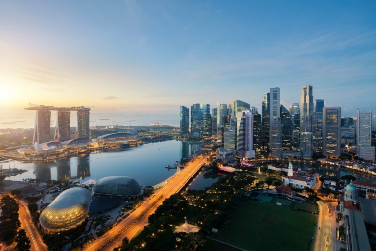 Foto di Singapore con molti grattacieli e strade illuminate