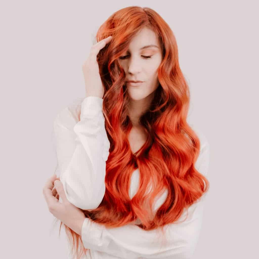 Frau mit langen roten Haaren