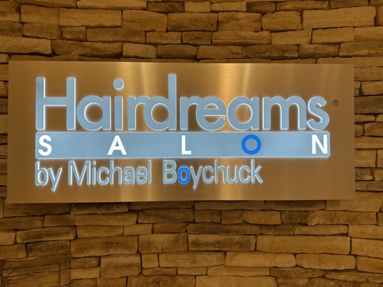 Logo Hairdreams sur le mur du salon partenaire by Michael Boychuck