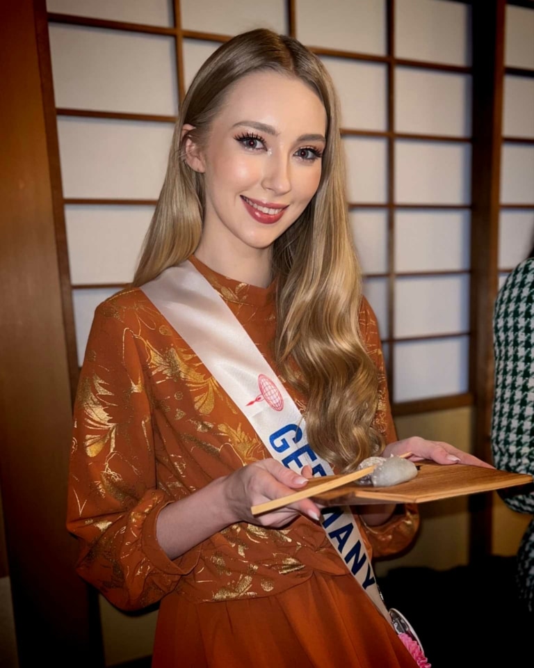 Jasmine, portant ses extensions Hairdreams lors de la cérémonie du thé au Japon