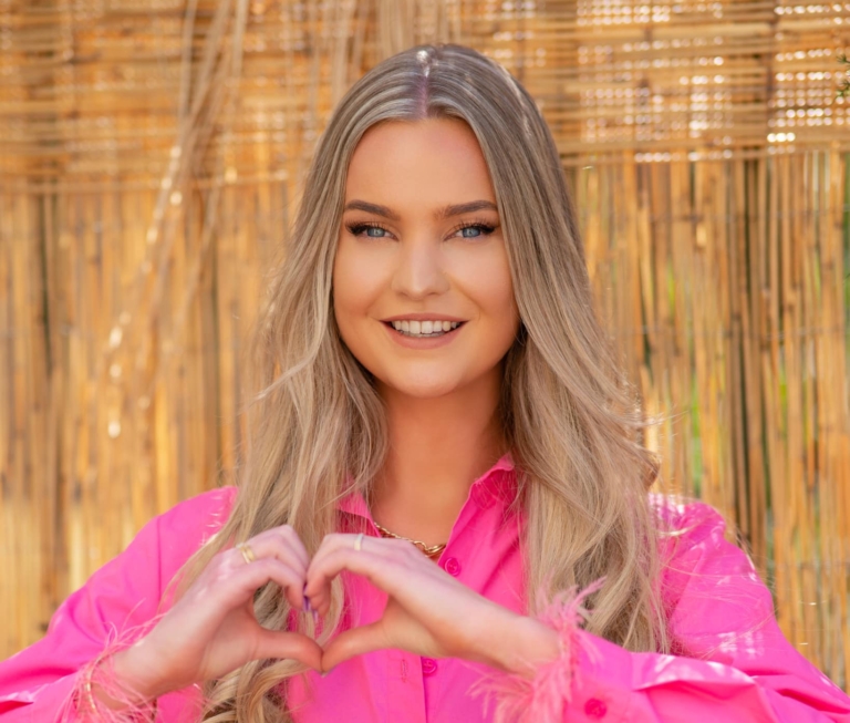 Miss-Hairdreams Merel Hendriksen forme un coeur avec ses mains dans le cadre de la campagne "ensemble contre le cancer du sein"
