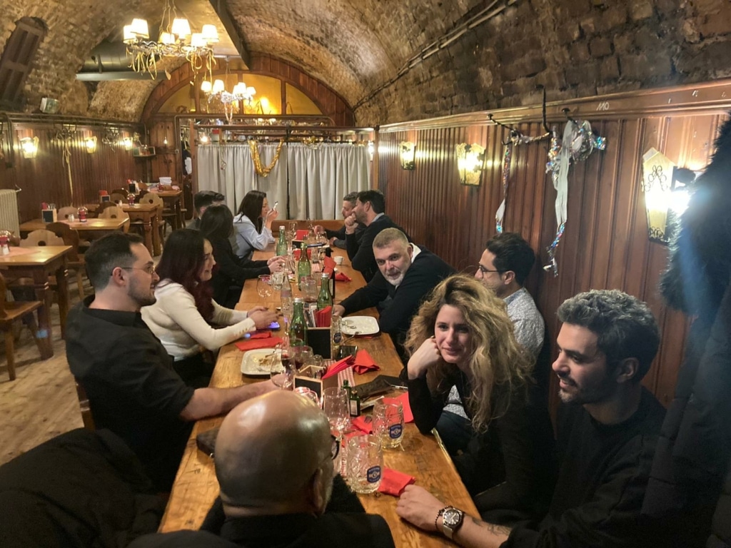 Israelische Gäste sitzen in einem traditionellen österreichischen Restaurant am Tisch und tauschen sich aus