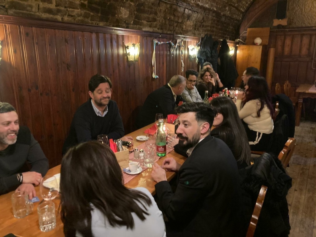 Israelische Gäste sitzen in einem traditionellen österreichischen Restaurant am Tisch und tauschen sich aus